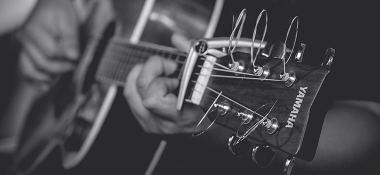 Guitar with capo | Блог musicmarket