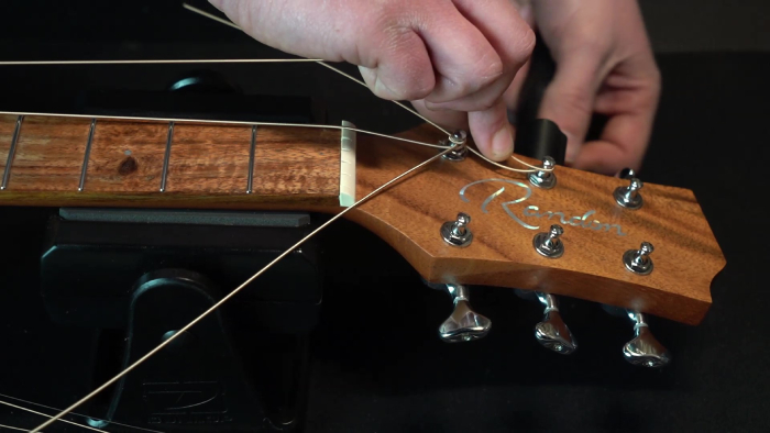 Устанавливаем струны на колки | Блог MusicMarket